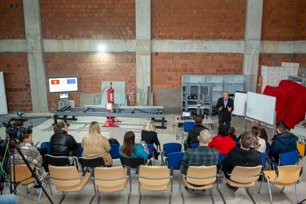 Laboratory testing with students @ UDG in the Laboratory for the mechanical testing of materials